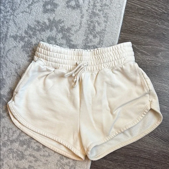 Abercrombie Women's pale yellow Shorts - Picture 1 of 3